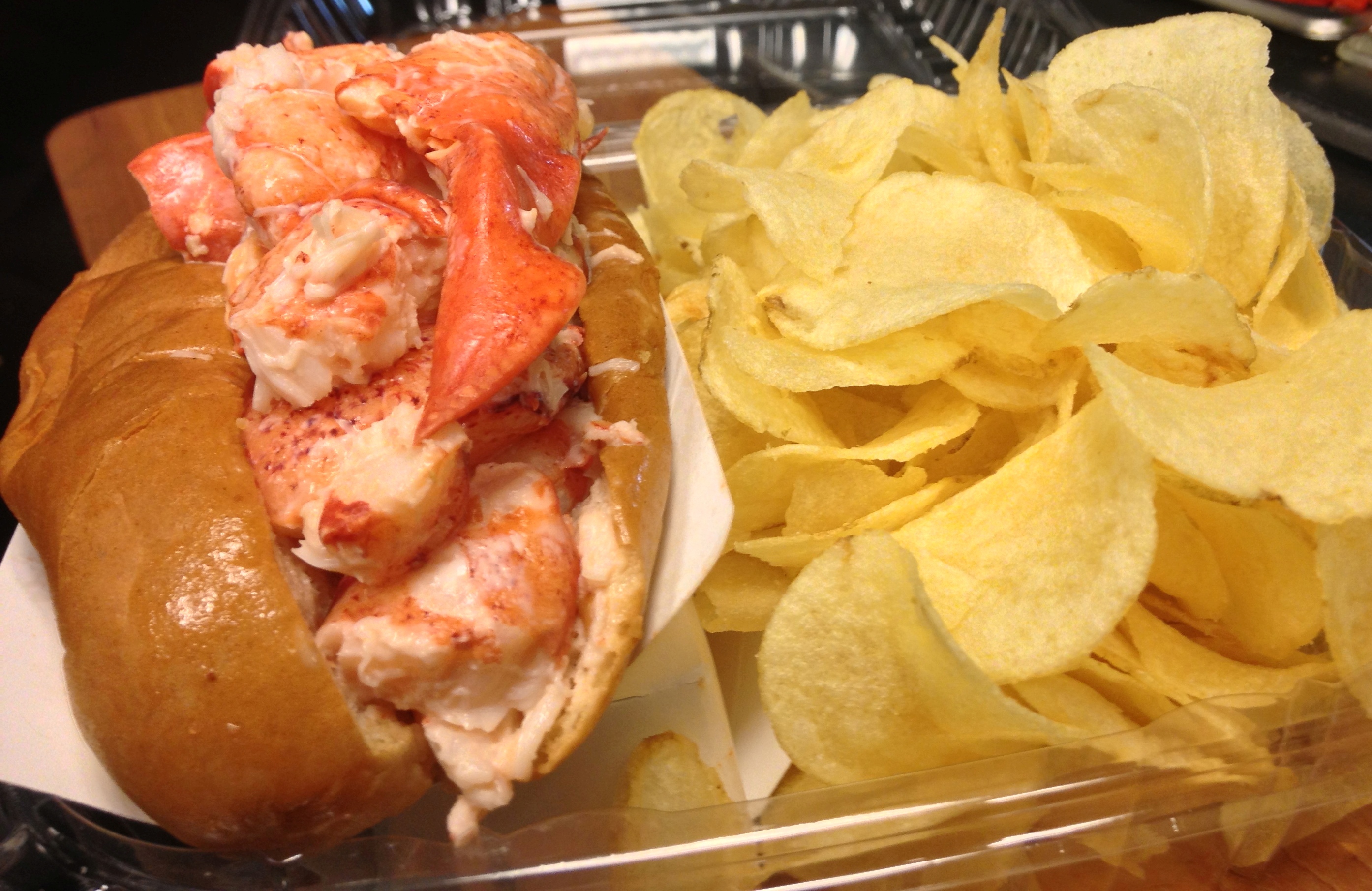 lobster-roll-with-chips